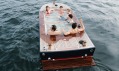 Horkou lázní vybavená a joystickem ovládaná loď Hot Tub Boat