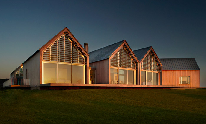 Roger Ferris postavil propojené domy jako stodoly