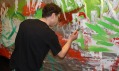 Miko maluje s použitím motivů Keitha Haringa