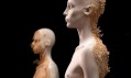 Aron Demetz a ukázka jeho vyřezávaných lipových figurín