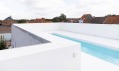 Rekonstrukce domu se střešním bazénem v městečku Grimbergen v Belgii od DmvA