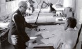 Architekt Le Corbusier v ateliéru s ikonickou lampou