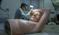 Ron Mueck a jeho práce v ateliéru při výrobě soch