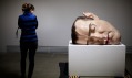 Ron Mueck a jeho výstava realistických soch v pařížské Fondation Cartier