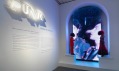 Ukázka z výstavy PUNK: Chaos to Couture v Metropolitním museu v New Yorku