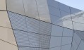 Budova orléanského FRAC Center s novým Les Turbulences