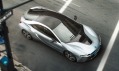 Sportovní automobil BMW i8 poháněný plug-in hybridem