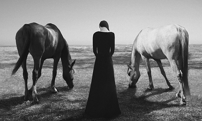 Noell S. Oszvald fotografuje fascinující autoportréty