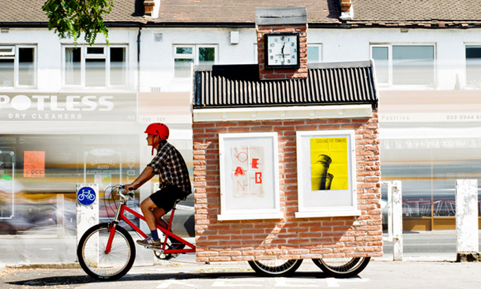 Londýnem jelo mobilní náměstí s radnicí na kolech