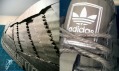 Chris Anderson ukazuje proces výroby papírových tenisek Adidas Originals