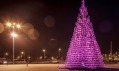 Vánoční stromek v Budapešti ze 365 sáněk od Hello Wood