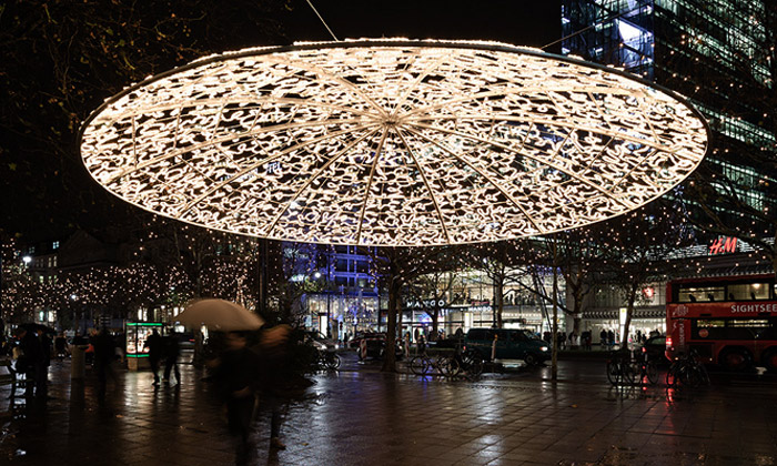 Berlín zdobí netradiční vánoční světelné instalace