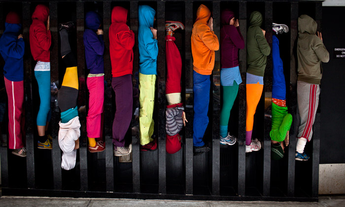 Rakušan tvoří ve městech barevné bariéry z lidí