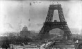 Eiffelova věž na historických fotografiích