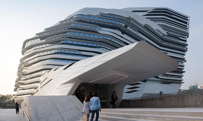 Zaha Hadid postavila univerzitu s tvarem meteoritu