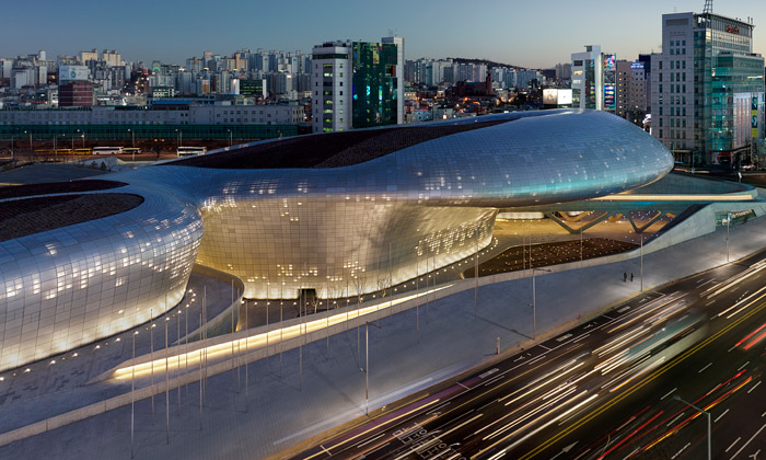 Hadid postavila kosmický Dongdaemun Design Plaza