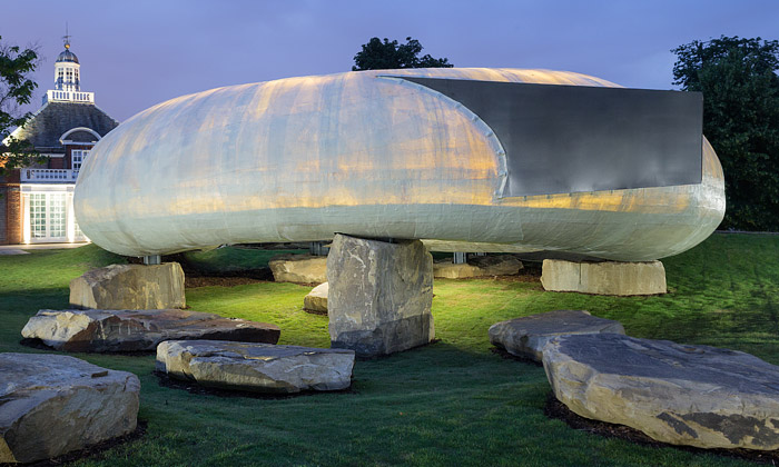 Otevřen pavilon Serpentine Gallery s tvarem fazole