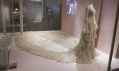 Pohled do výstavy Wedding Dresses 1775-2014 ve Victoria & Albert Museum