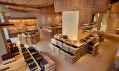 Interiér obchodu se sojovou omáčkou Kayanoya od Kengo Kuma