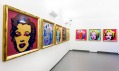 Pohled do výstavy I’m OK ukazující díla Andyho Warhola