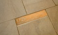 Nejdůležitější okamžiky v historii kostela připomínají bronzové nápisy na podlaze. FOTO: Ota Nepilý