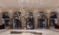 Umělecká plastika Dancing Leaves v pařížském hotelu Peninsula