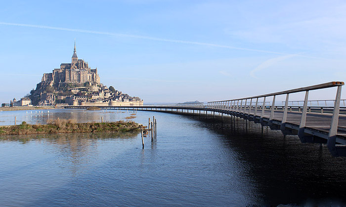 Most propojil ostrov Mont Saint-Michel s pevninou