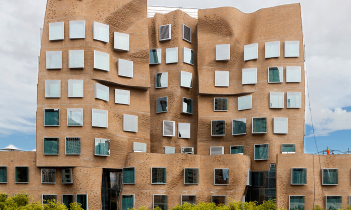 Frank Gehry postavil Sydney zmačkané křídlo školy