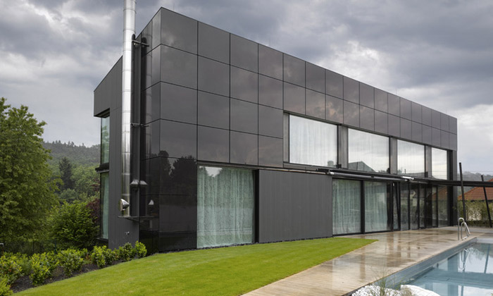 Nebušická vila má fasádu z fotovoltaických panelů