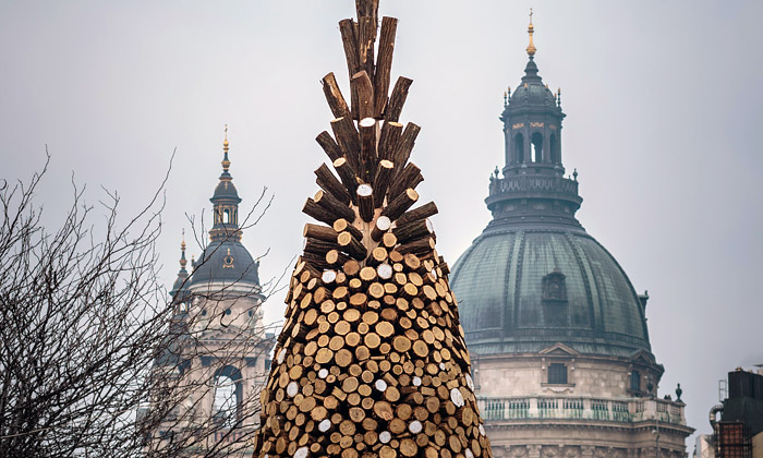 Budapešť ozdobil vánoční strom z 5 000 kusů polen