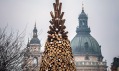 Vánoční strom z dřevěných polen v Budapešti od Hello Wood