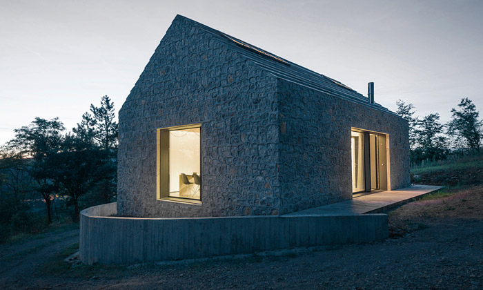 Karst House je malý moderní dům v tradičním duchu