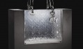 Ukázky objetků inspirovaných kabelkou Lady Dior na výstavě Lady Dior As Seen By