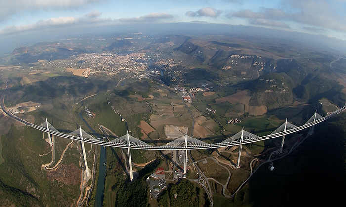 Most v Millau od Normana Fostera oslavil 10. výročí