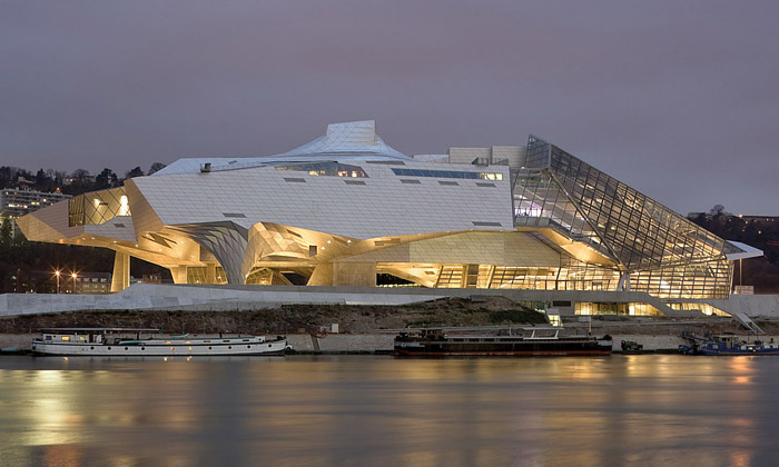 Musée des Confluences v sobě spojilo mrak a krystal