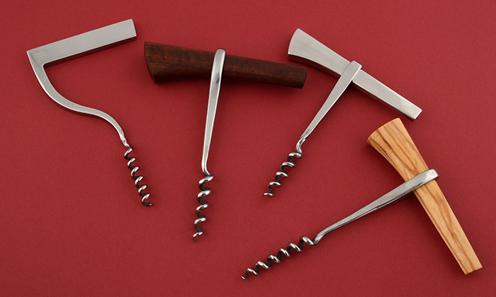 Echtkovář tvoří vývrtky i nože v nevšedním designu