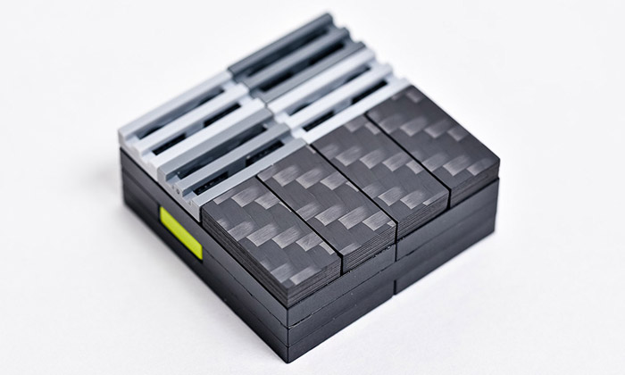 Američan tvoří kostky Lego s karbonovým povrchem