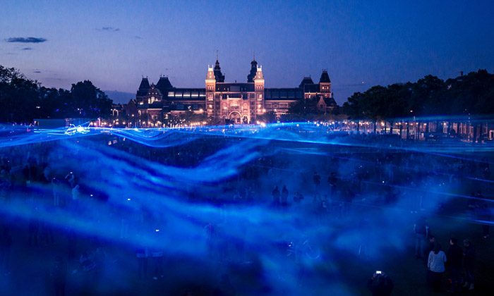 Daan Roosegaarde zaplavil náměstí v Amsterdamu