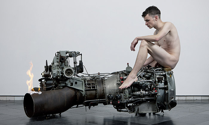 Roger Hiorns vystavil v Praze stroje s nahými muži
