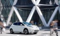 Budova od Foster + Partners s vozem Nissan Leaf