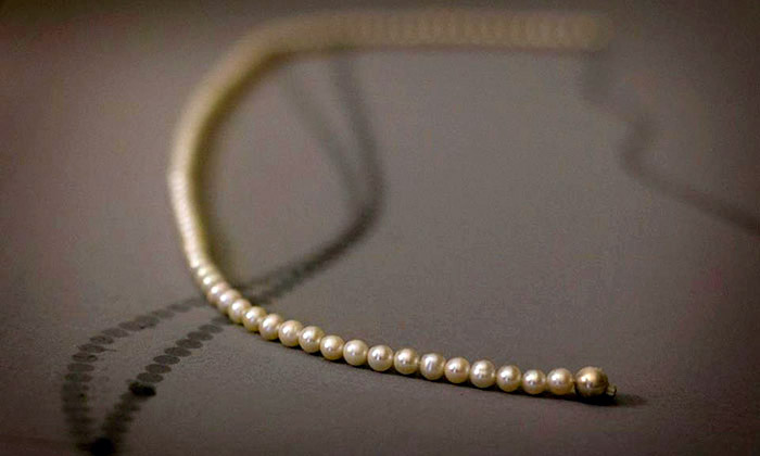 Siposová na výstavě brousila perlové náhrdelníky