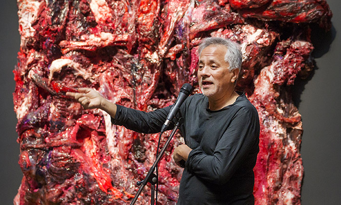 Anish Kapoor vystavuje v Amsterdamu kusy masa
