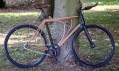 Niko Schmutz a jeho jízdní kolo s dřevěným rámem