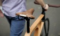 Niko Schmutz a jeho jízdní kolo s dřevěným rámem