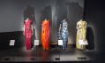Pohled do expozice výstavy The Fabric of India v Victoria & Albert Museum v Londýně