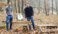Roman Kvita a Dominik Běhal s jejich kolekcí nábytku Narki Hunting Season