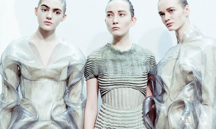 Iris van Herpen předvedla snivou módní kolekci Lucid