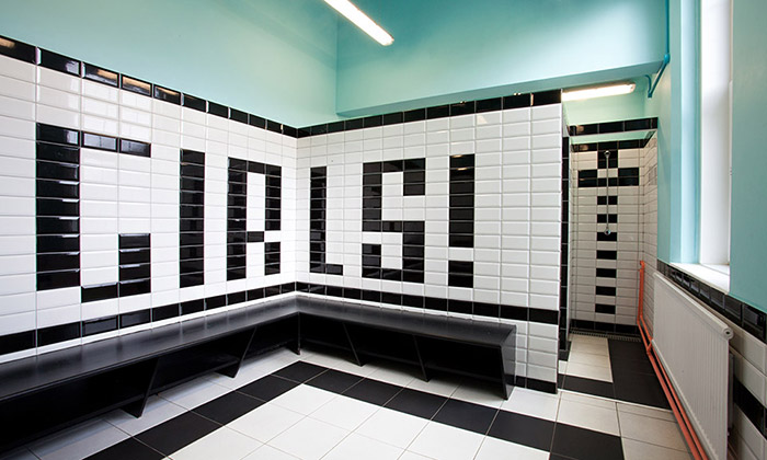 Londýnská škola ozdobila interiér grafickými motivy
