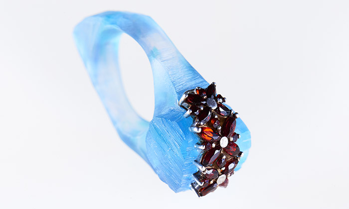 Simona Kafková navrhuje šperky z acetát celulózy