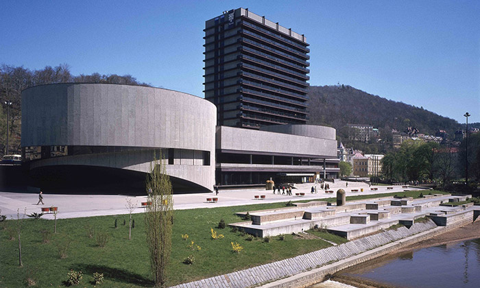 Karlovy Vary vystavují zlatou éru Machoninových